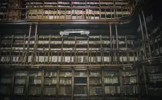 香港服务器，亚洲数字枢纽的底层密码—解码数据中心的地理战略价值与商业机遇，服务器在香港,犯罪嫌疑人在哪