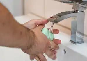 慢性肺炎并发症处理误区解析，临床实践中需规避的8大错误策略，慢性肺炎的护理措施错误的是